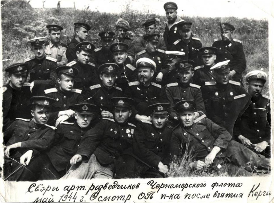 Г.А. Юдаев (3-й ряд, первый справа).
