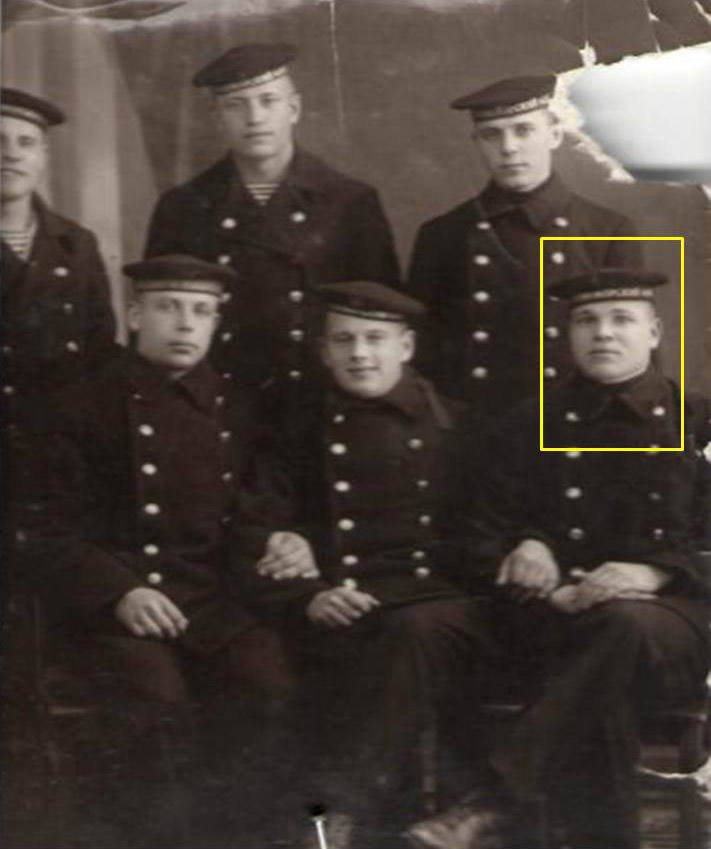 Курсант Р.К.К. ЧФ Г.А. Юдаев (первый ряд первый справа),7 ноября 1940 г.
