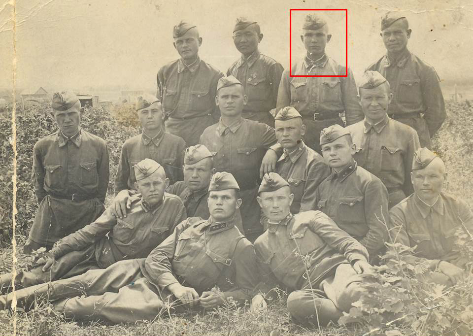 Ганенко Е.М. 5 июня 1942 г. (сверху третий слева).