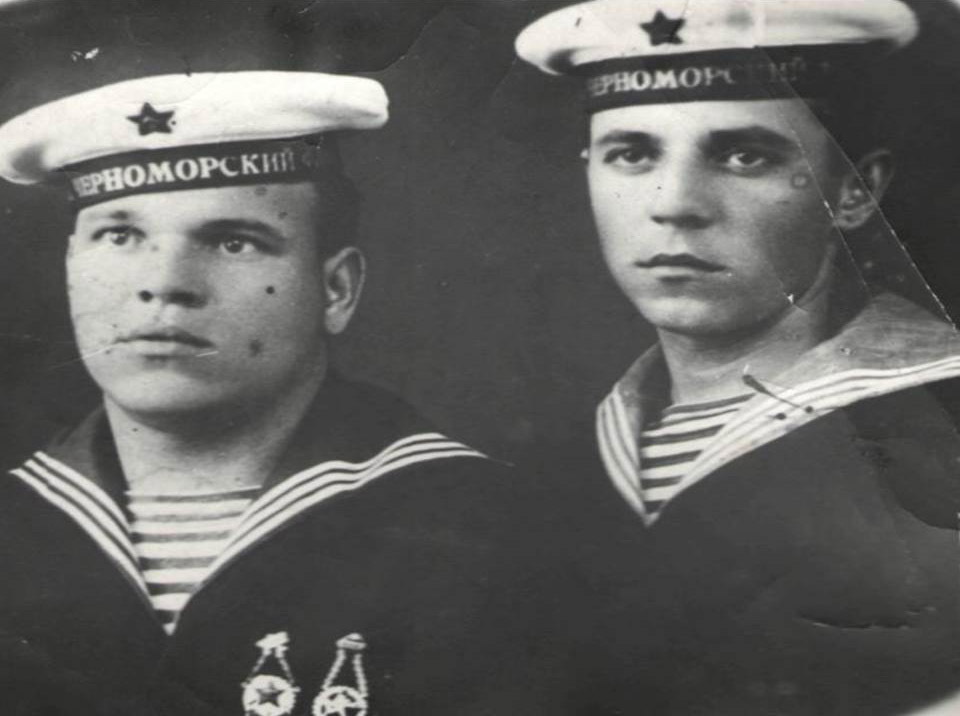 Г.А. Юдаев (слева) с сослуживцем, май 1941г.