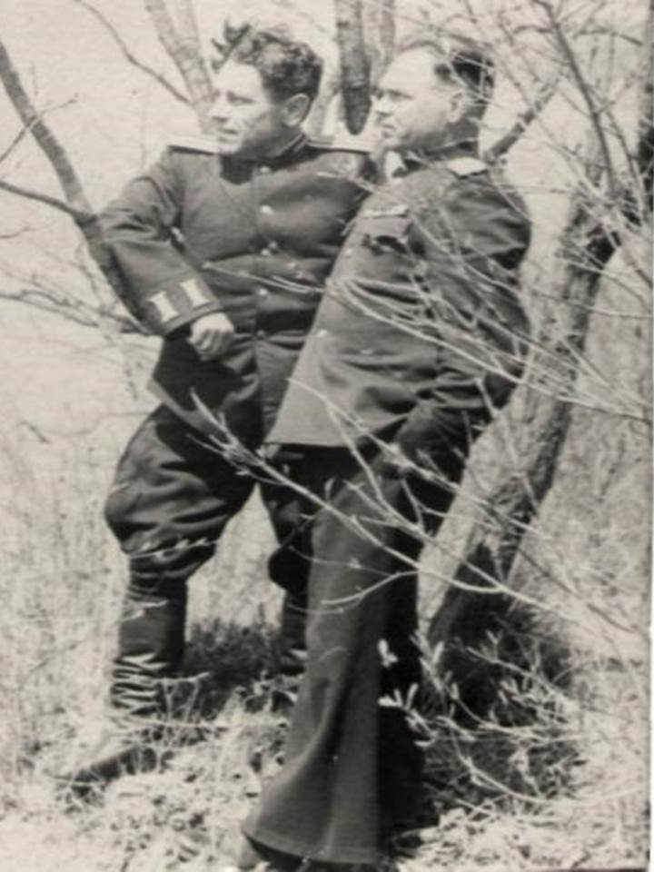 Справа лейтенант Г.А. Юдаев (весна 1945 г.).